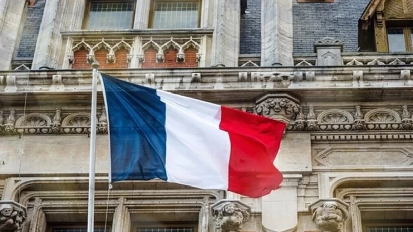 باريس ترحّ...