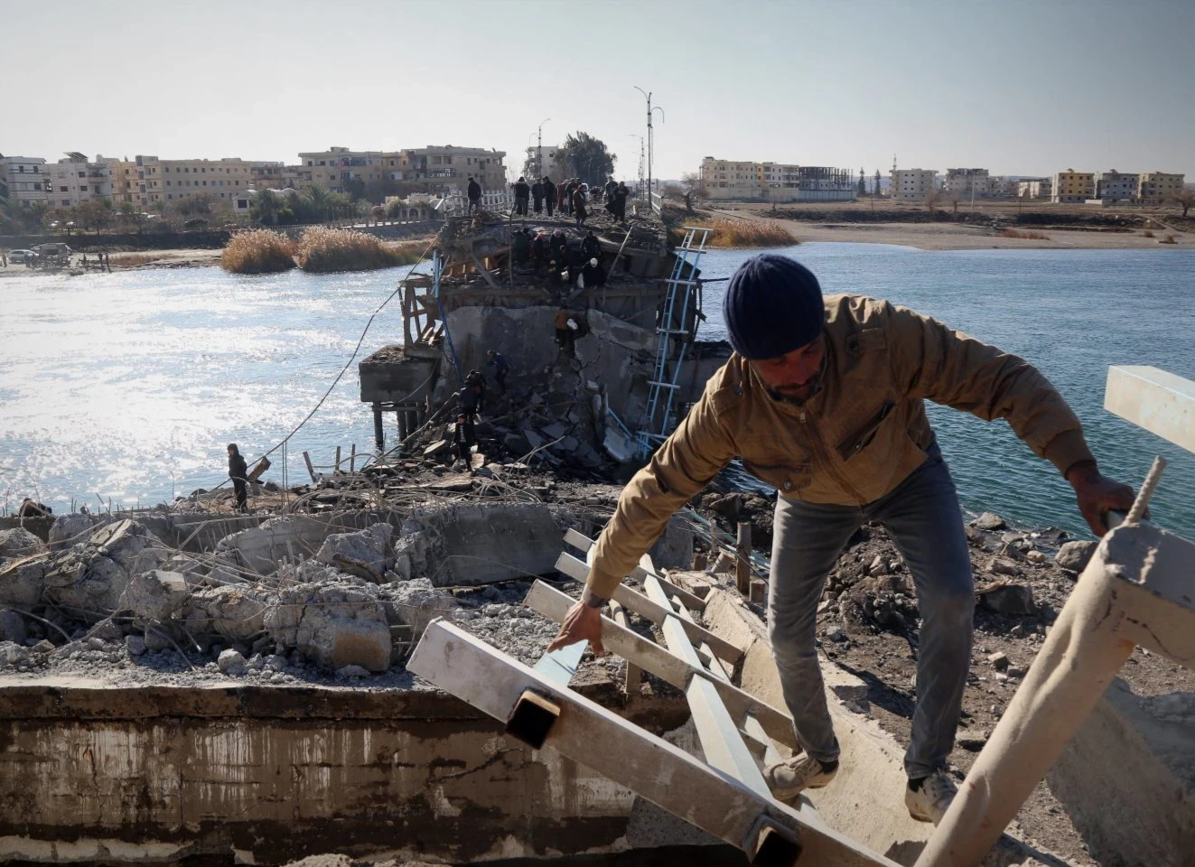 خطط حكومية إسعافية ودائمة لإصلاح جسور وطرق الرقة ودير الزور