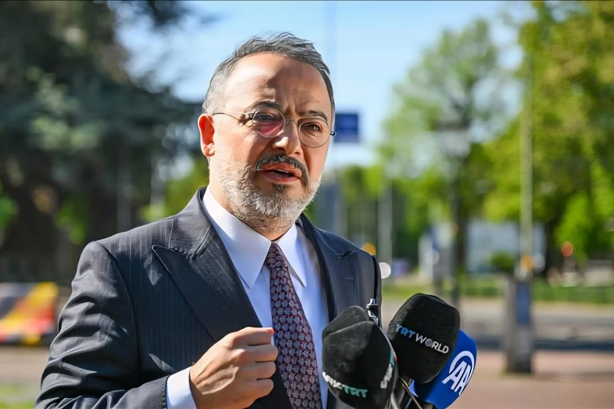 السفير التركي بدمشق يحذر من استخدام "قسد" المدنيين دروعاً بشرية شرق حلب