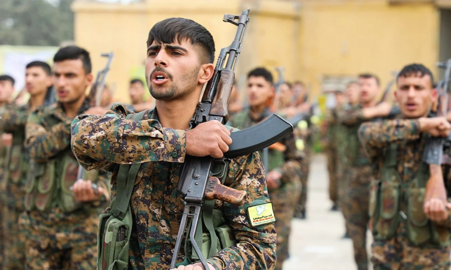 باحث: نحو 3 آلاف عسكري بجيش النظام البائد ضمن القوائم التي قدمتها "قسد" لدمشق