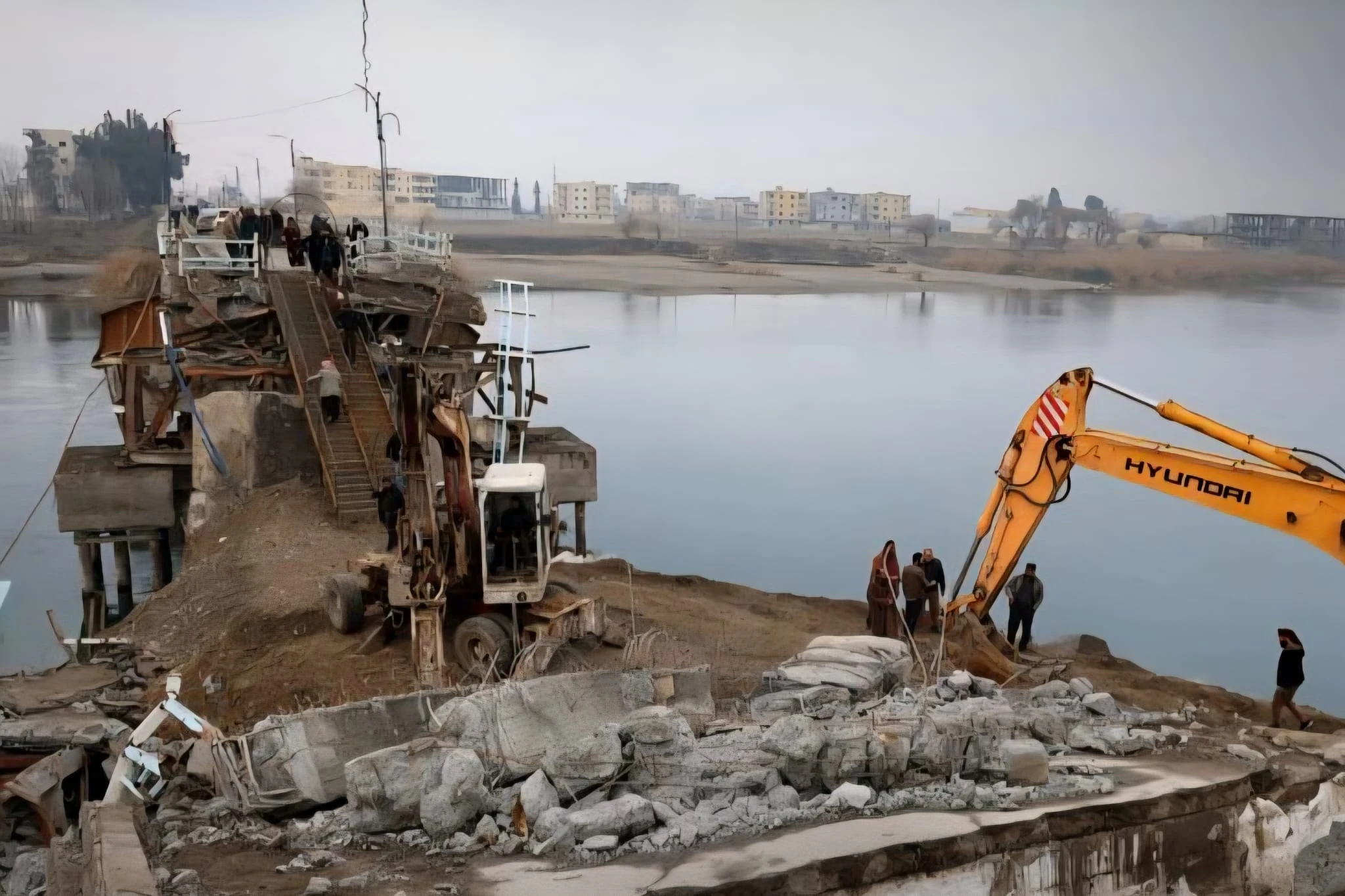 بدء تأهيل جسر الرقة القديم تمهيداً لإعادته للخدمة خلال 20 يوماً