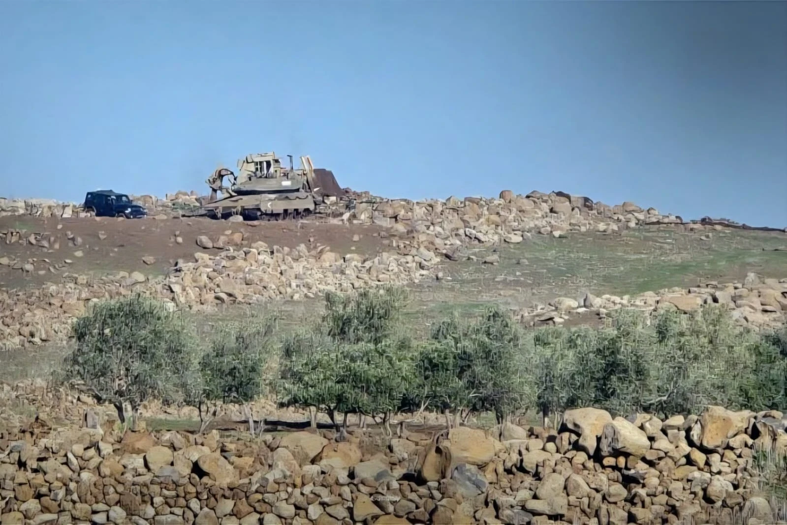 قوة إسرائيلية تتوغل في بلدة جملة بريف درعا الغربي وتعتقل شابين