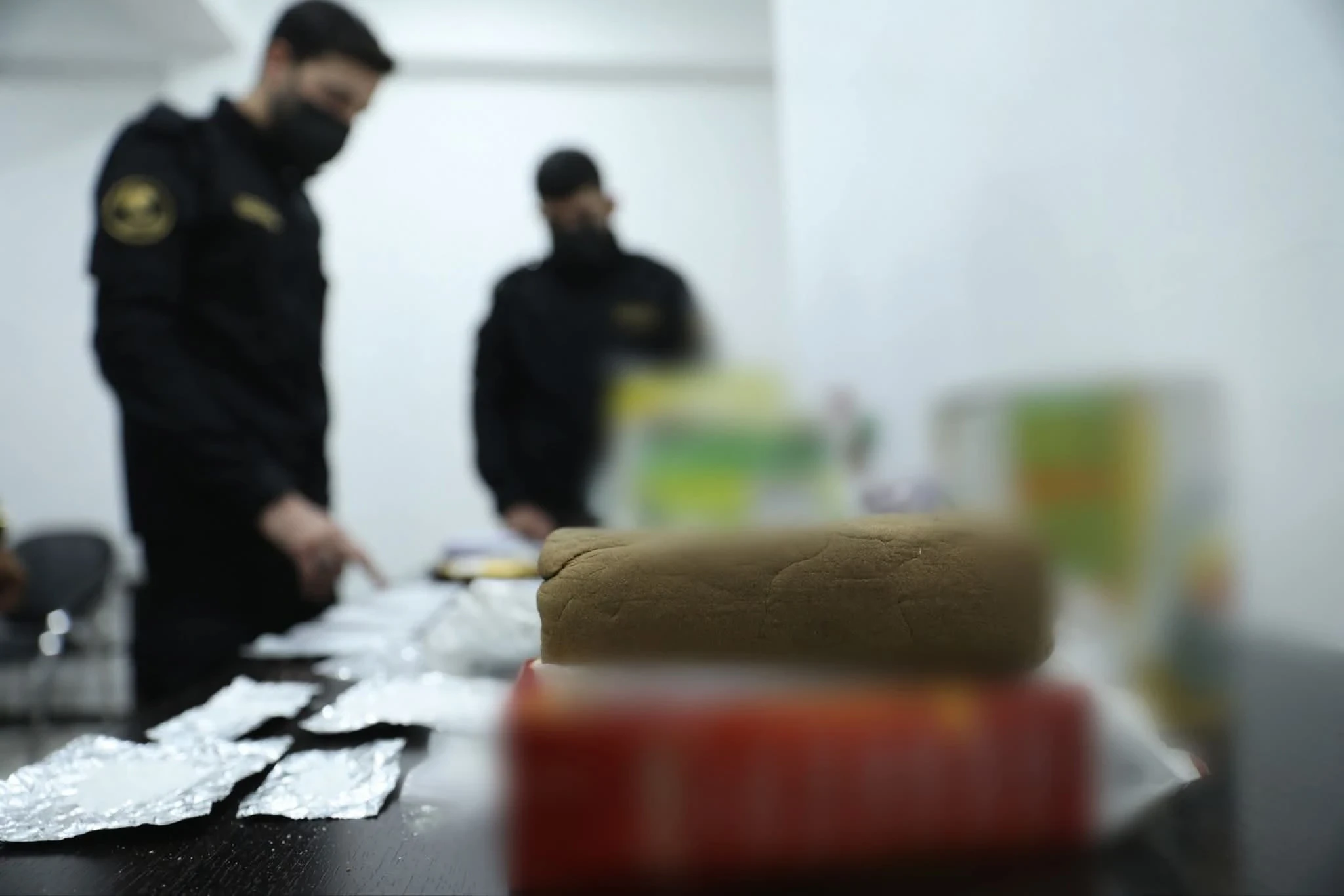 الداخلية تعلن ضبط كميات ممنوعات خلال مداهمات في دير الزور