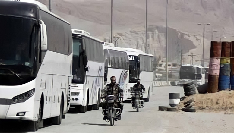 بدون موافقة أصحابها.. قوات النظام تحتجز ثلاث حافلات لأغراض عسكرية بريف الرقة