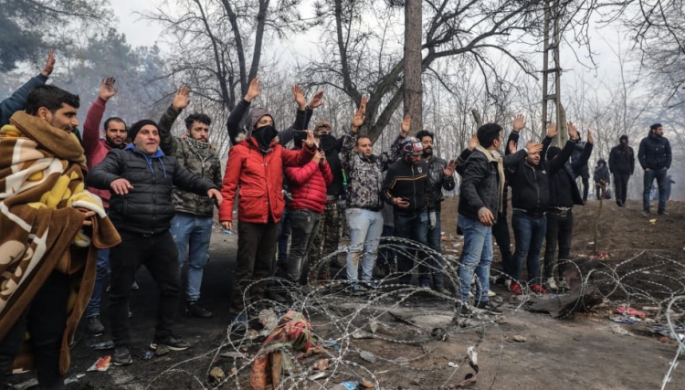لغارديان: اليونان تجبر لاجئين سوريين على المشاركة بصد المهاجرين