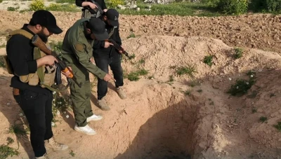 حمص: الأمن يضبط مخازن أسلحة في نفق يصل لبنان