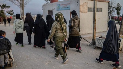 لتسليمها لبلدنها.. "ب ي د" ينقل عائلات أجنبية من الهول إلى القامشلي