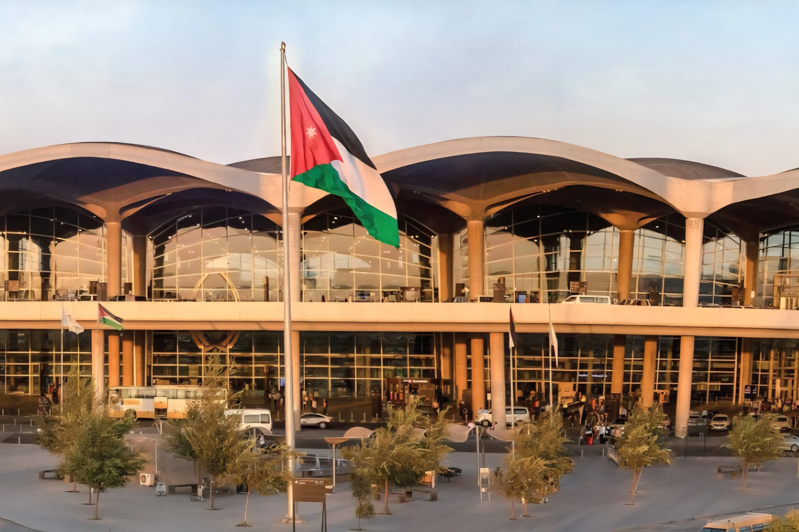 تحرك سوري بعد مناشدة مواطنين عالقين في مطار الملكة علياء بالأردن