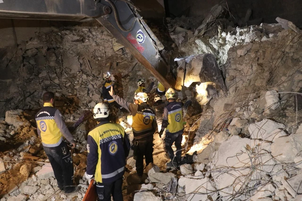 ارتفاع حصيلة ضحايا انهيار مبنى في حي الأشرفية بحلب إلى أربعة