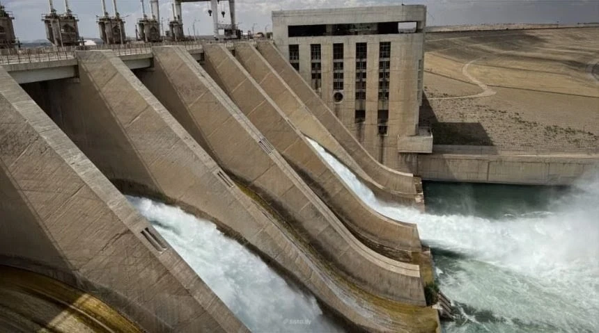 انخفاض التمريرات المائية عبر سد الفرات‏ مع إغلاق جزئي لبوابة المفيض 3