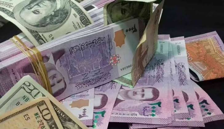 مواصلة الانهيار.. سعر صرف الليرة السورية أمام الدولار