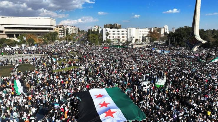 دمشق: الآلاف يحتفلون بإسقاط النظام في ساحة الأمويين