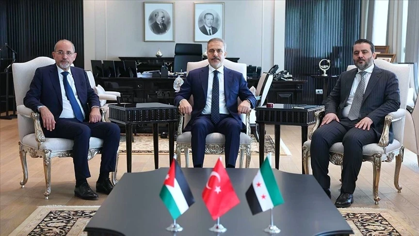 تركيا: وزراء خارجية 3 دول يطالبون إسرائيل بوقف هجماتها على سوريا