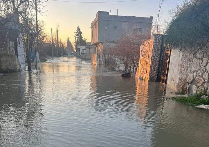 بسبب زلزال ..مياه العاصي تغمر أراضي إحدى قرى ريف إدلب