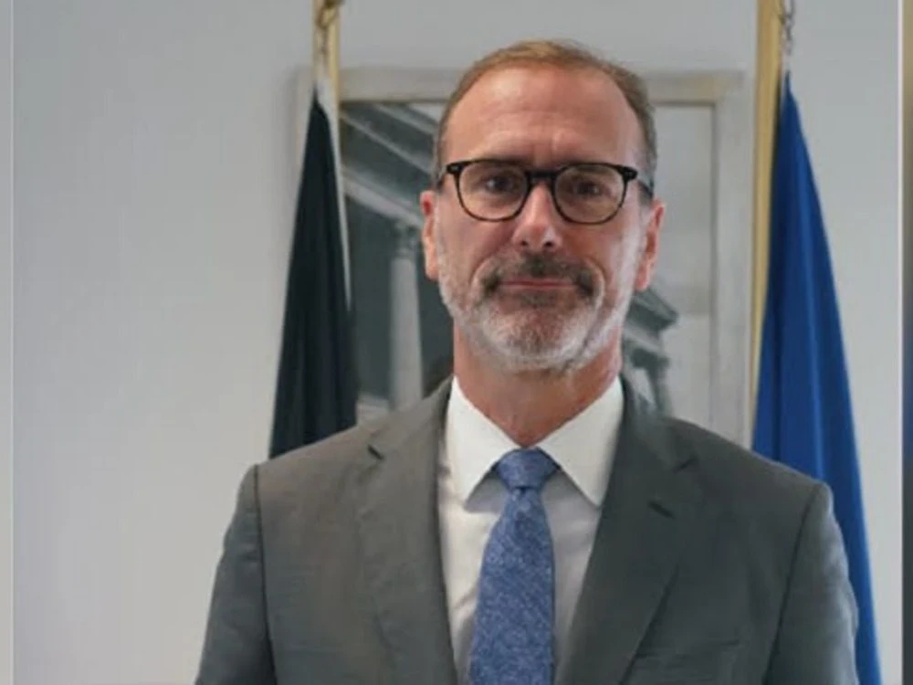 دبلوماسي ألماني يُشيد بالرئيس السوري ..إليك ما قاله