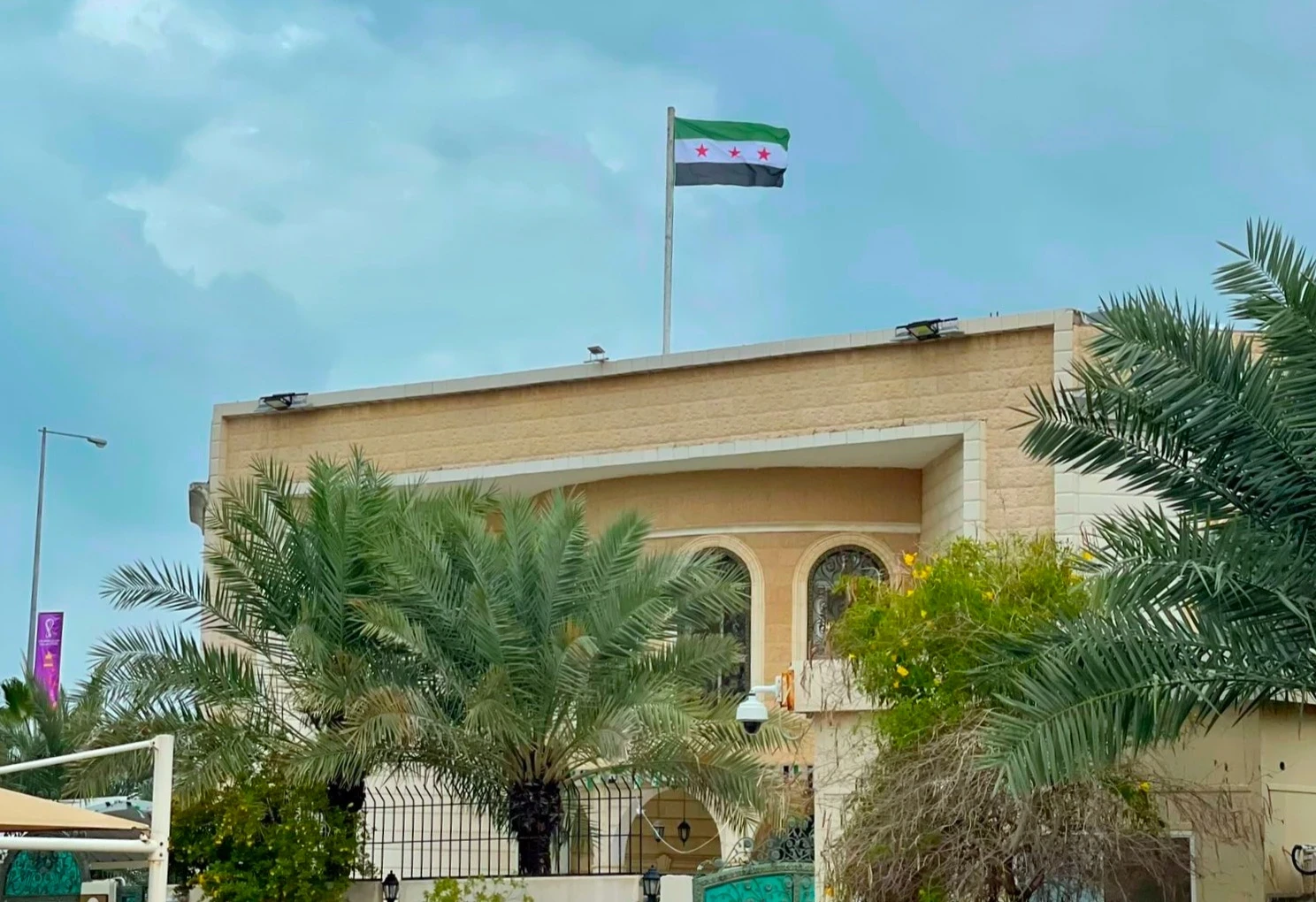 السفارة السورية في قطر تدعو العالقين بسوريا لتسجيل بياناتهم تمهيدًا لعودتهم