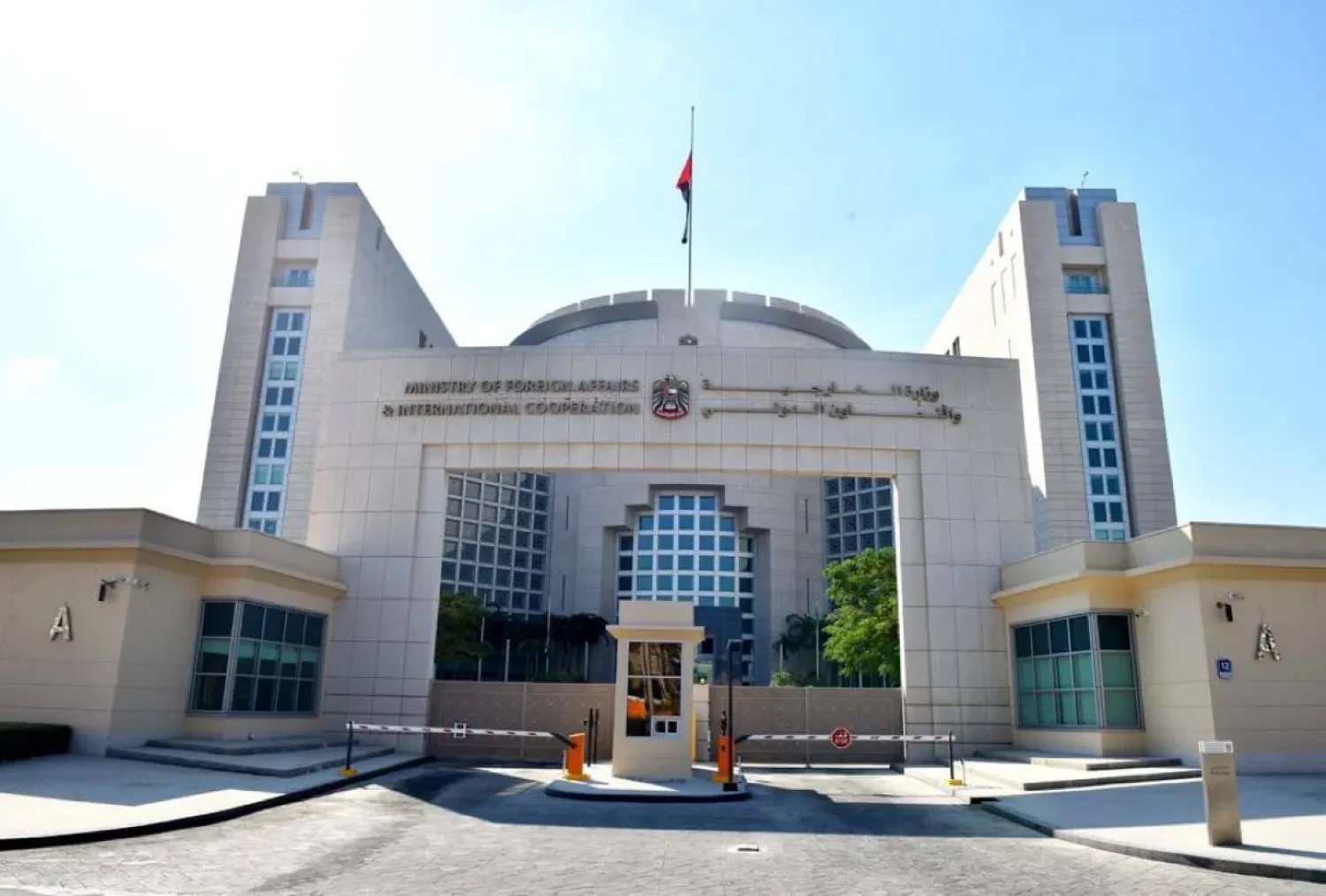الإمارات تطالب بوقف الهجمات الإسرائيلية على سوريا
