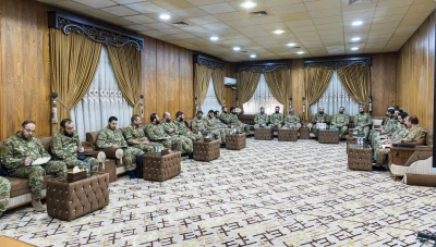 رئيس هيئة الأركان يعقد اجتماعاً موسعاً مع قادة الفرق لمتابعة الخطط العسكرية