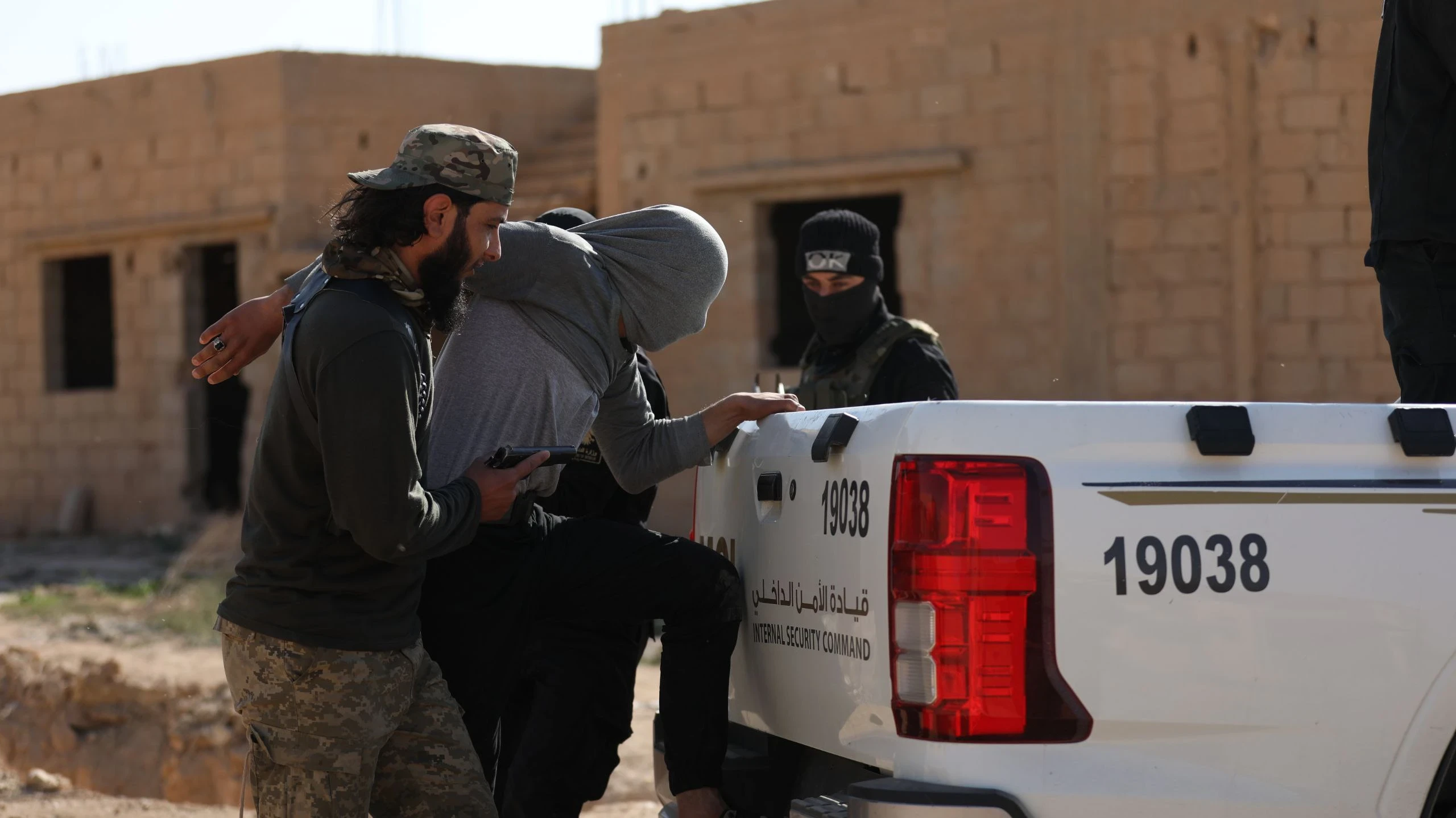 الأمن الداخلي يعلن اعتقال 12 شخصاً خلال حملة ضد خلايا "داعش" في دير الزور