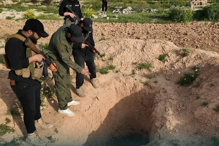 حمص: الأمن يضبط مخازن أسلحة في نفق يصل لبنان