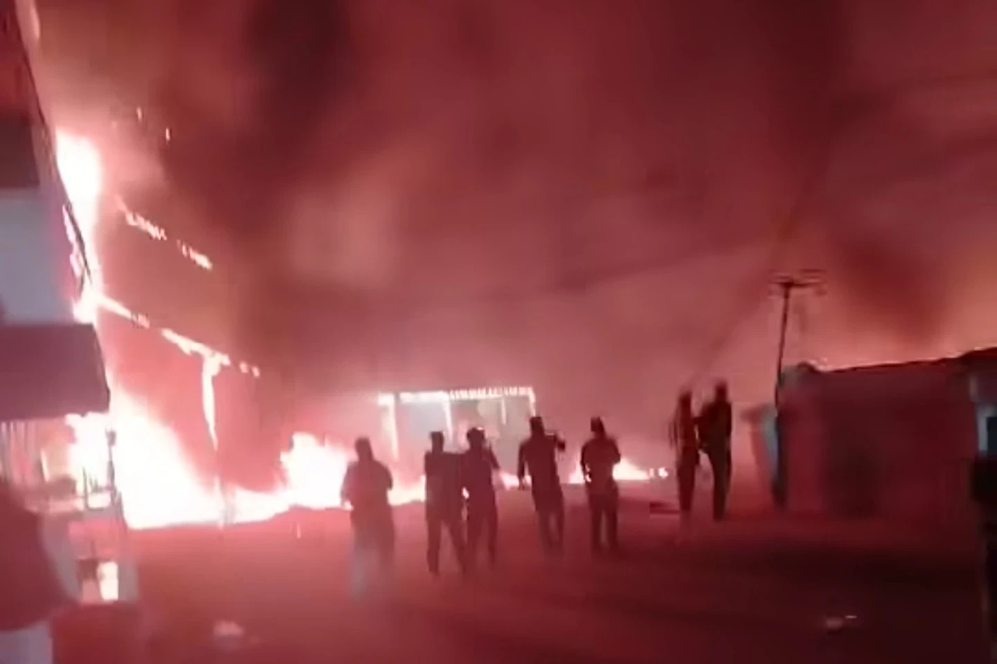 إصابة 7 أشخاص واحتراق 11 مركبة بحريق صهريج بنزين في الحسكة