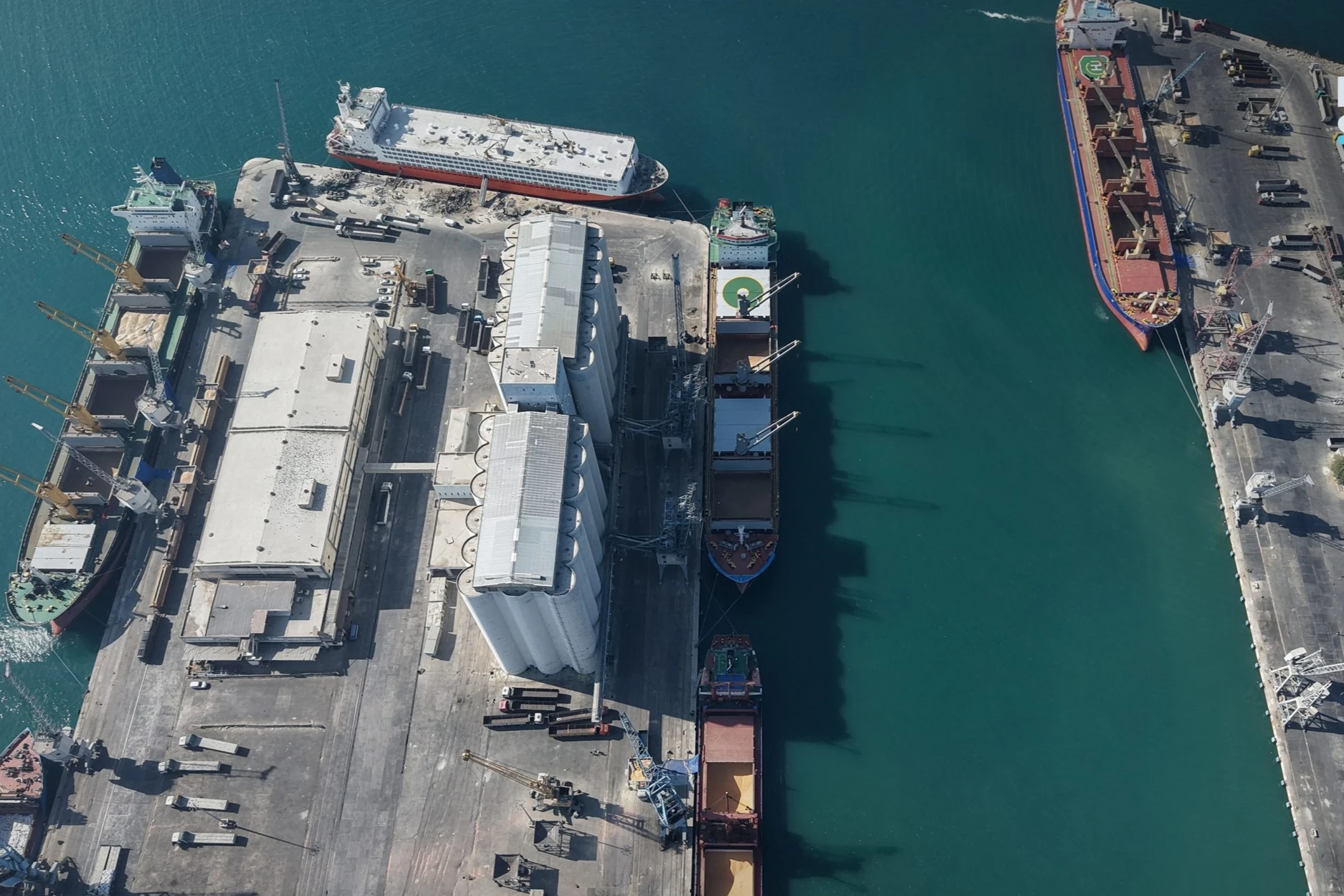 محملة بالقمح..وصول 3 بواخر إلى مرفأ طرطوس