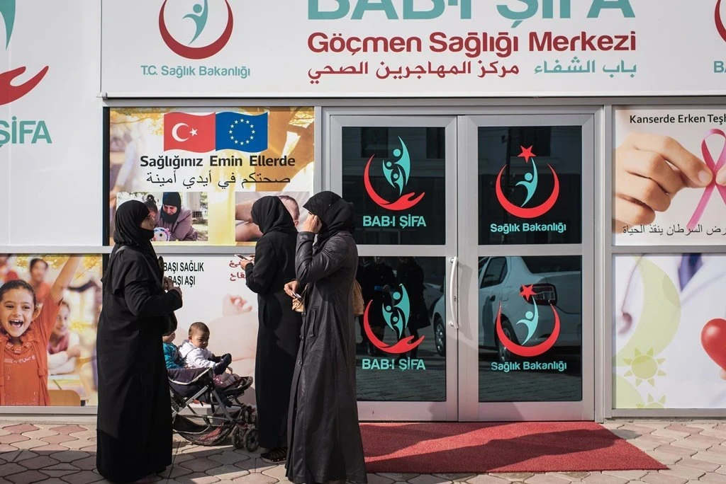 تركيا تفرض رسوماً صحية على السوريين الحاصلين على “الحماية المؤقتة” بدءاً من 2026