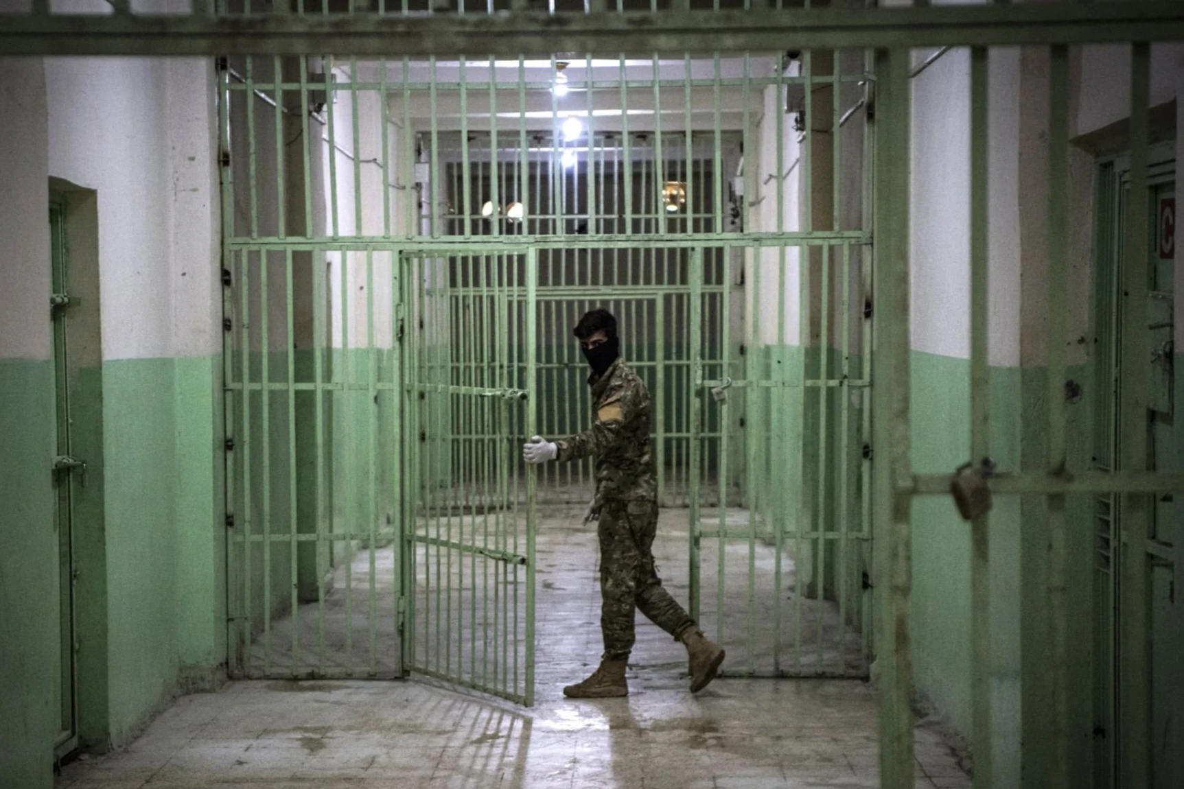 شهادة صادمة لناجٍ من سجون "قسد" تكشف التعذيب والتصفيات بسجونها في حلب