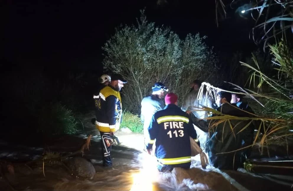 فرق الدفاع المدني تواصل البحث عن مفقودين في نهر الكبير بين سوريا ولبنان