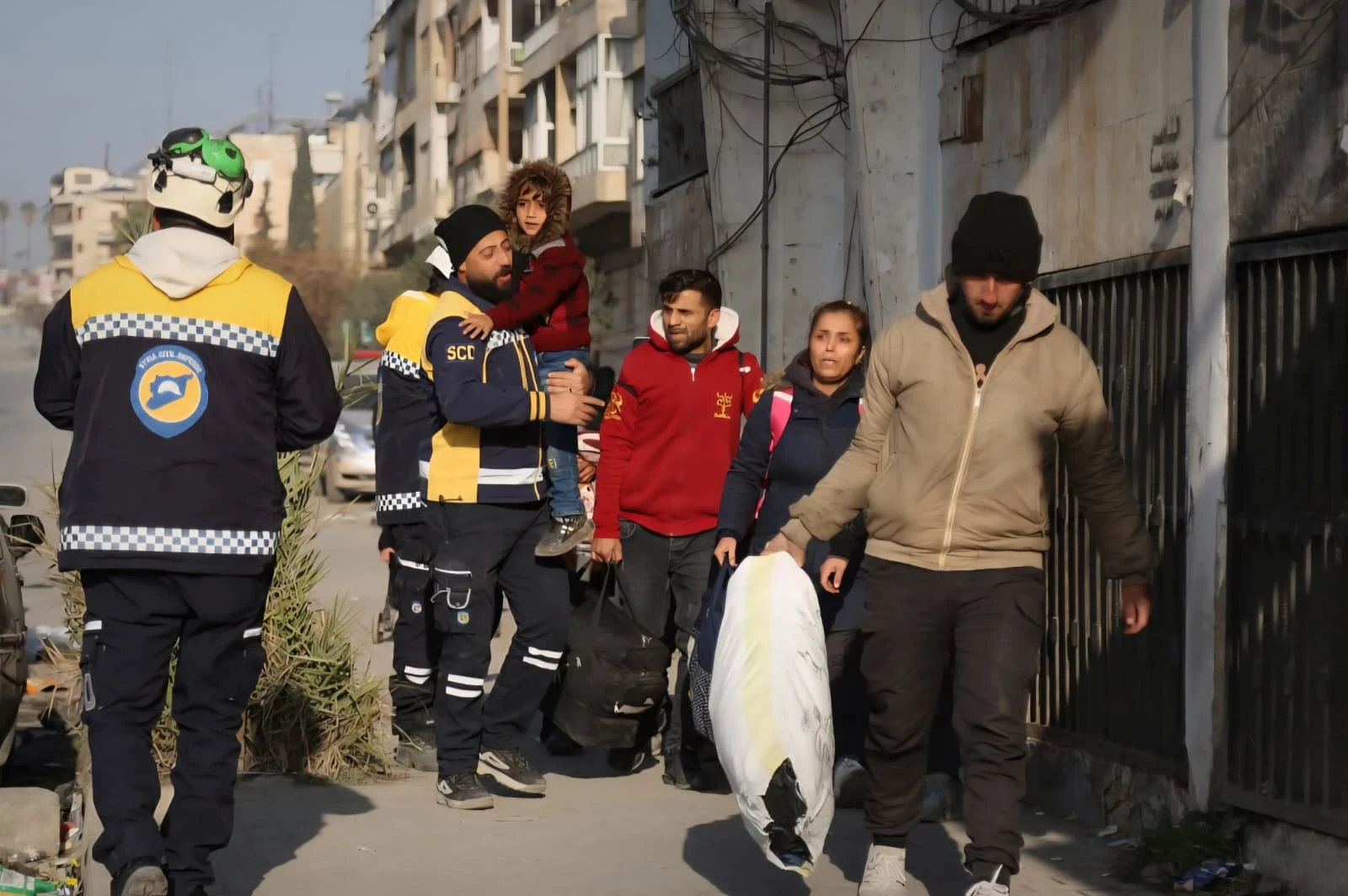 الجيش السوري يحذر “قسد” من استهداف المدنيين ويفتح ممرين إنسانيين في حلب