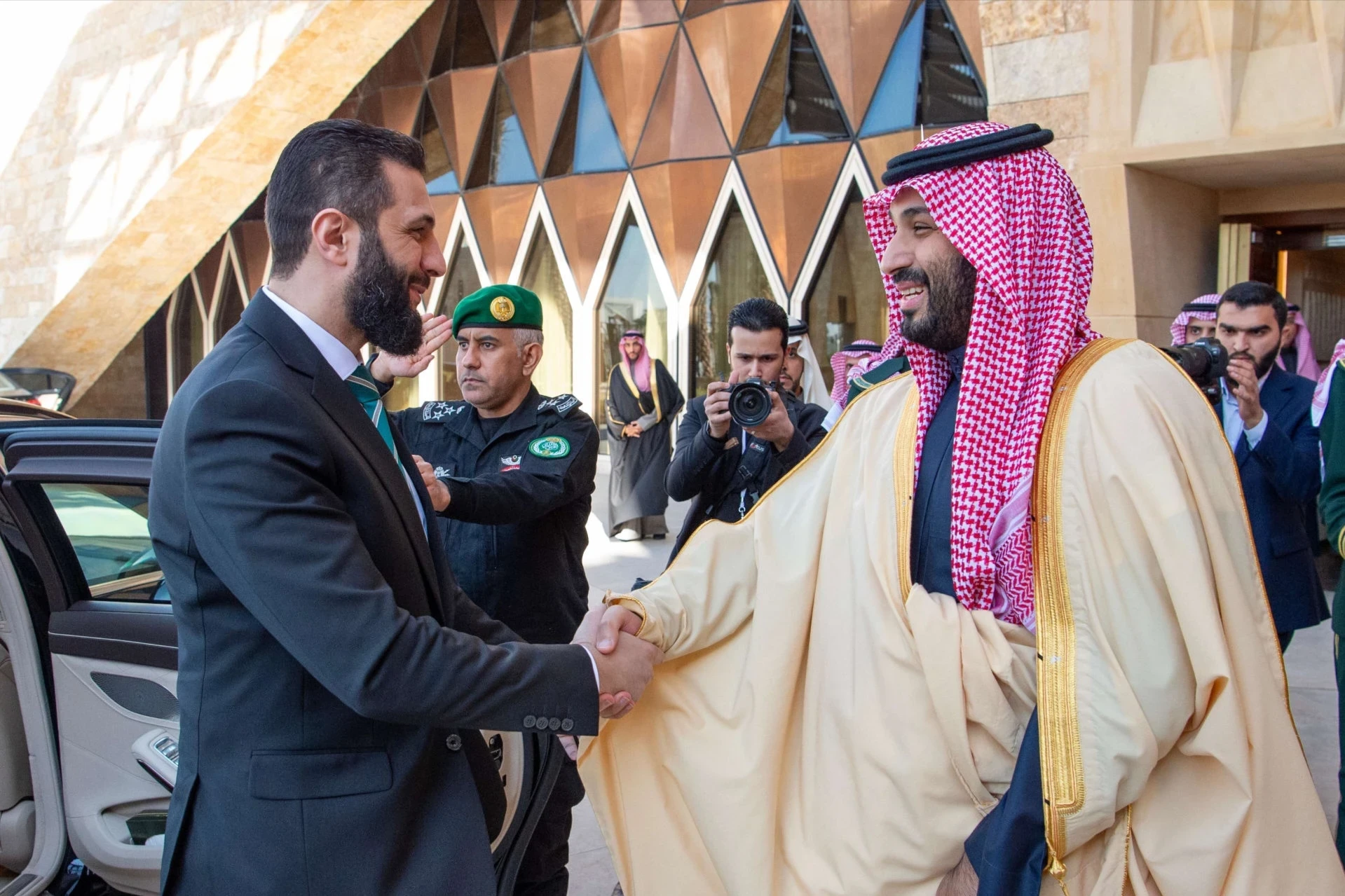 الرئيس الشرع في الرياض غداً لحضور مؤتمر استثماري ومباحثات مع ولي العهد السعودي