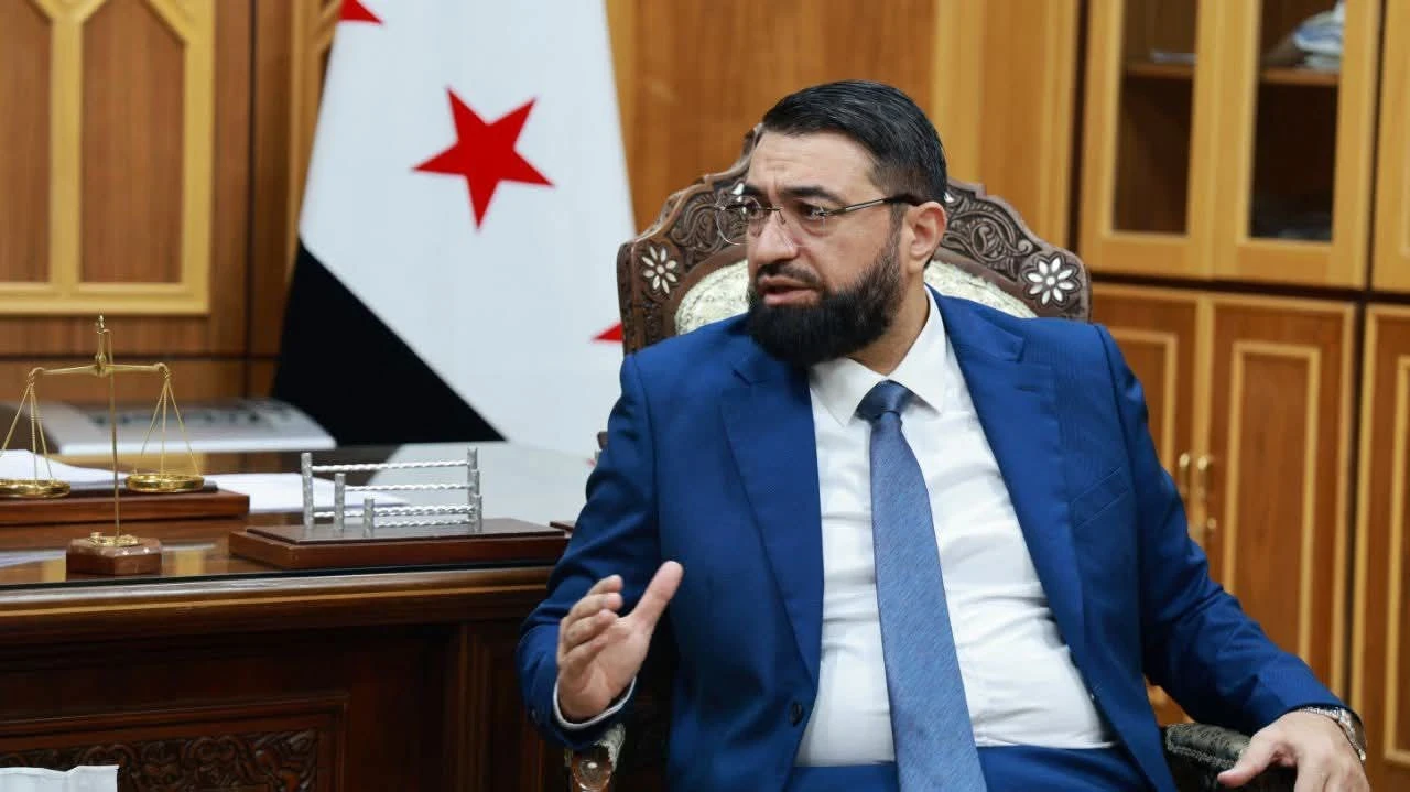 وزير العدل السوري يؤكد ملاحقة "أزلام النظام البائد" ضمن مسار قانوني متواصل