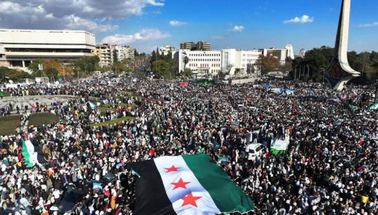 دمشق: الآلاف يحتفلون بإسقاط النظام في ساحة الأمويين